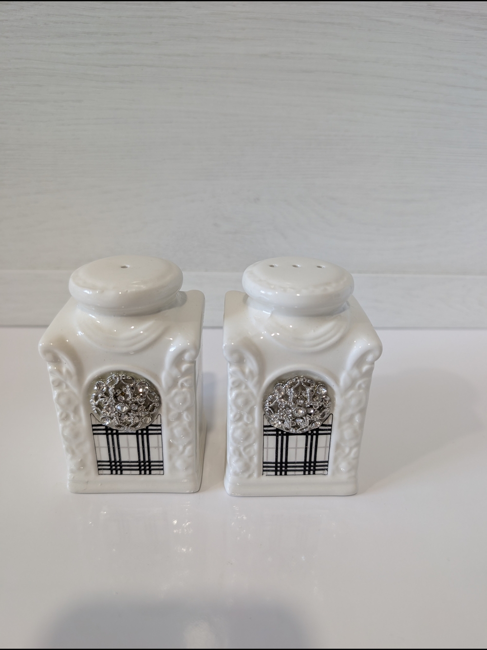 NIVISI Classic Elegance Ceramic Salt and Pepper Shakers Set Crystal Medallion - Picture 6 of 12